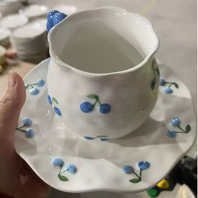 كوب كرز مع صحن