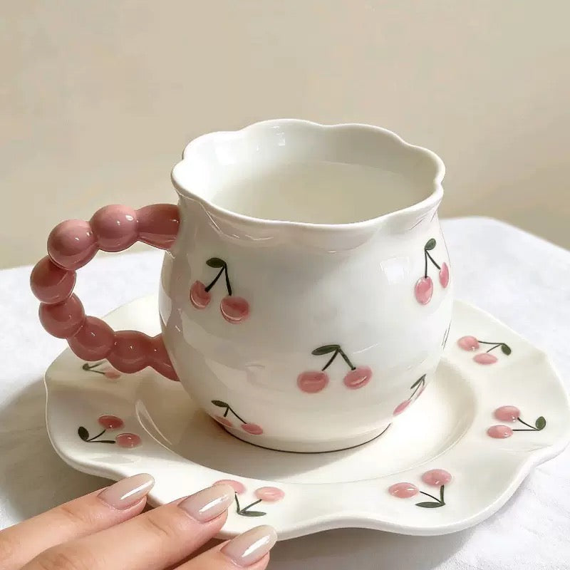 كوب كرز مع صحن